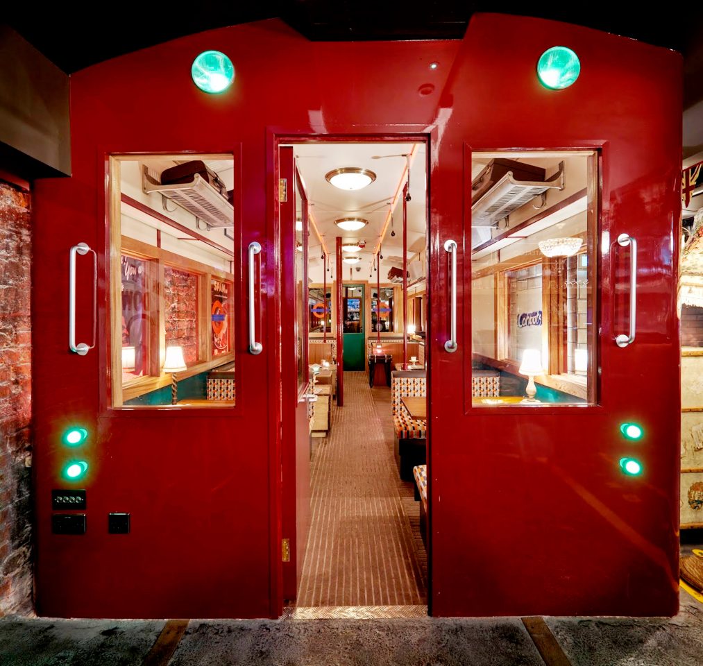 Blick in den Gästebereich des Londoner Lokals Cahoots, das in einem alten, roten Waggon der U-Bahn eingerichtet wurde.