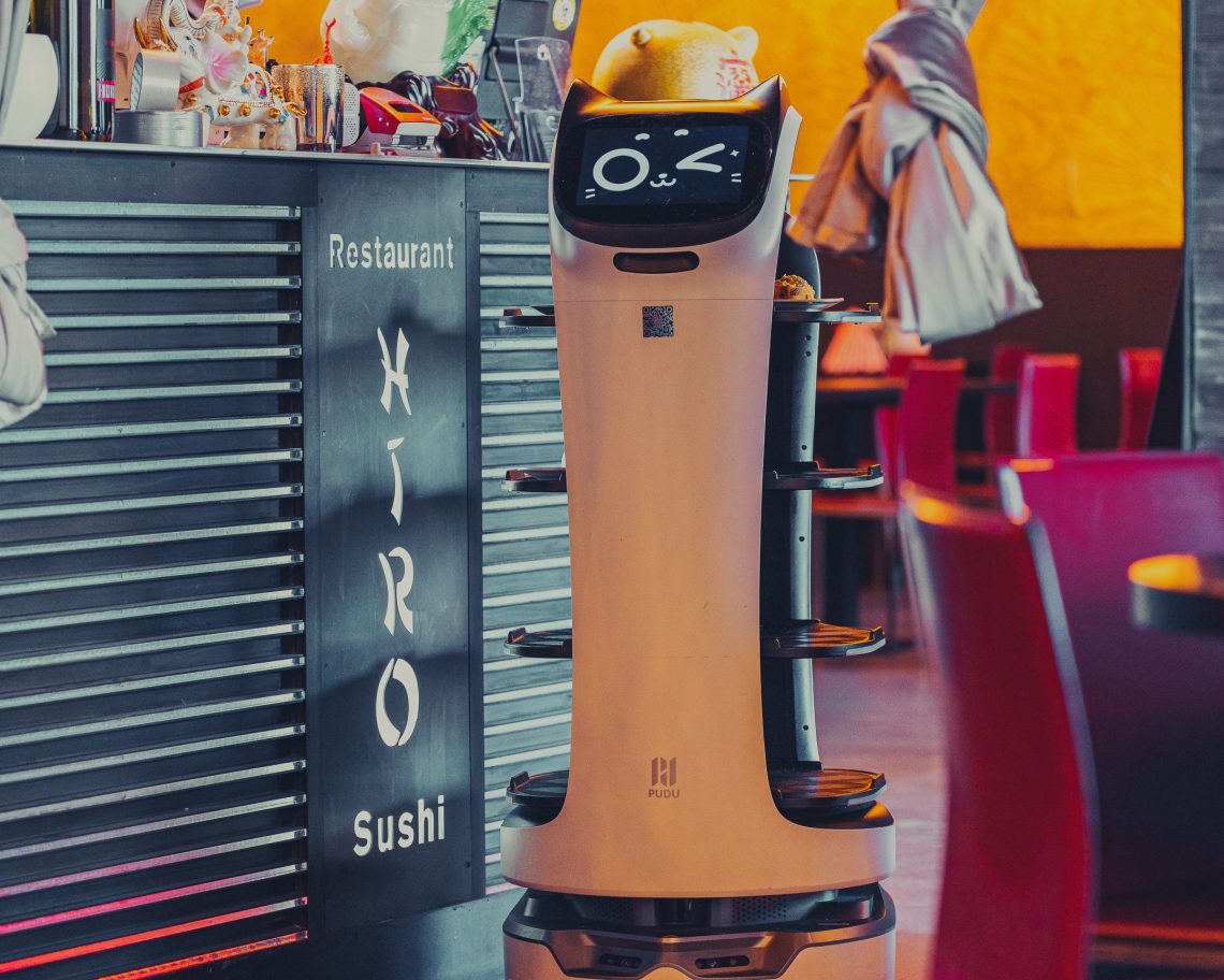 Im Wiener Sushi-Restaurant Hiro fährt ein Service-Roboter mit Speisen zu den Gästen. Der smarte E-Kellner sieht aus wie ein rollender Tabletthalter mit vier Etagen und einem Screen als Gesicht. 