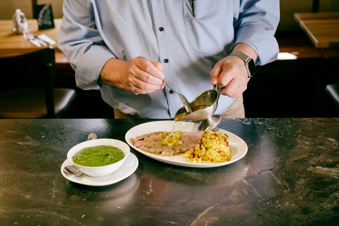 Nahaufnahme eines traditionellen Wiener Tafelspitz mit Cremespinat. Das Bild ist Teil eines Beitrags über Preiserhöhungen in der Gastronomie. 