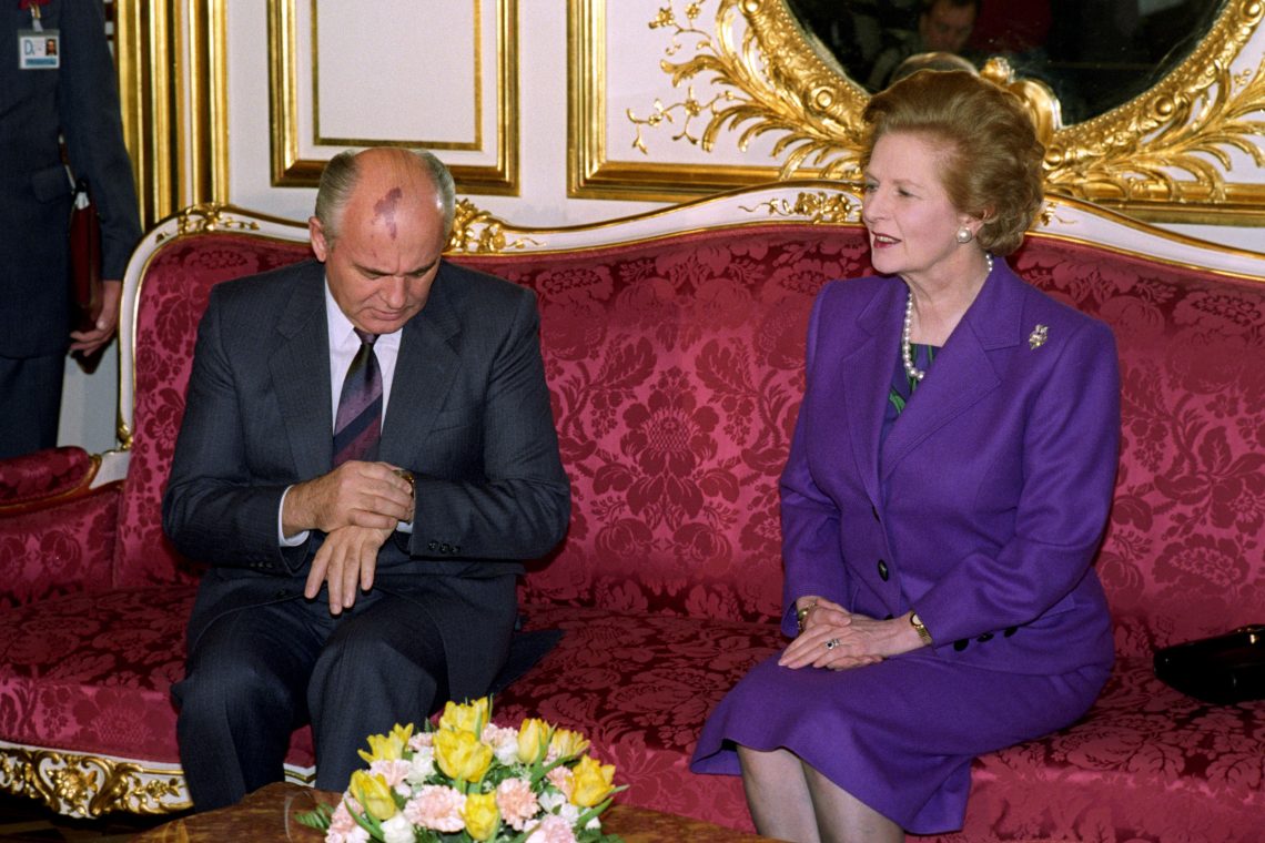 er sowjetische Präsident Michail Gorbatschow und die britische Premierministerin Margaret Thatcher sitzen nebeneinander auf einem Sofa mit einem roten Brokat. Michael Gorbatschow blickt auf seine Uhr während Margaret Thatcher mit Personen außerhalb des Bildes spricht. Das Bild ist Teil eines zusammenfassenden Dossiers mit dem Titel Kann Europa sich selbst versorgen? und nimmt Bezug auf die Zeit um 1990. als die Weichen für die aktuelle Globalisierung gestellt wurden.