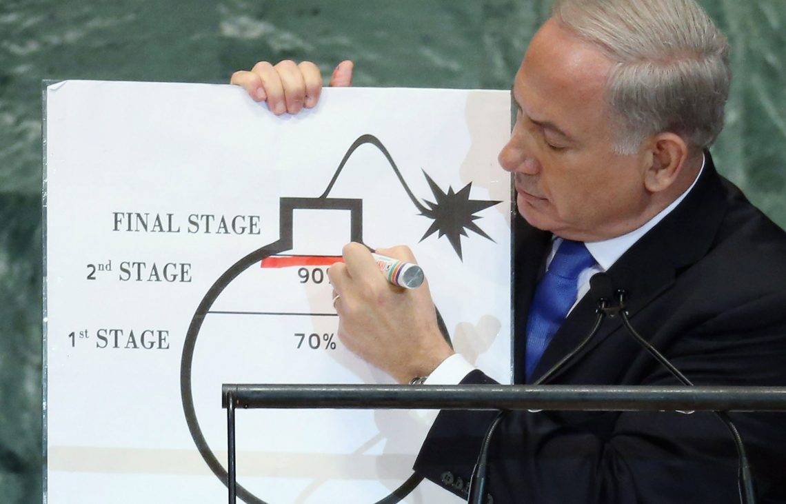 Israels Premierminister Benjamin Netanyahu hält ein Bild mit einer Bombe und zeichnet eine rote Linie