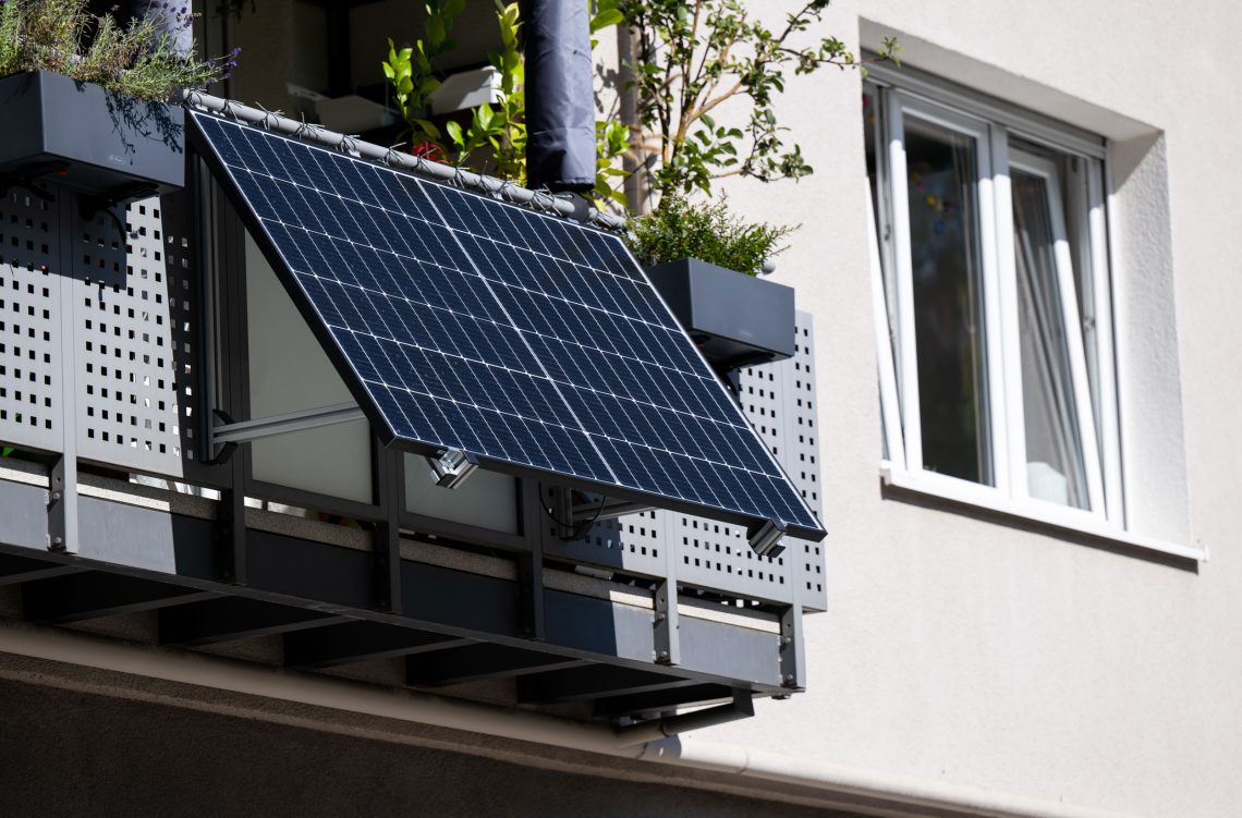 Eine Solaranlage an einem Balkon. Das Bild ist Teil eines Beitrags über die Frage ob wirksame Klimapolitik auch ohne Verbote möglich ist.