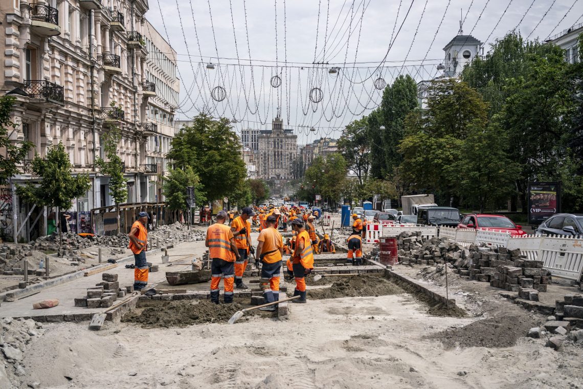 Juli 2023: Bauarbeiter in Kiew reparieren eine Straße, die durch russische Angriffe beschädigt wurde.