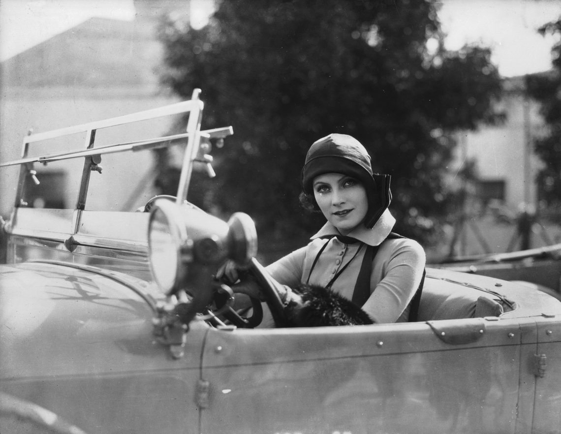1925: Der schwedische Filmstar Greta Garbo am Steuer eines Automobils. Sie machte den Satz "Ich will allein sein" zum geflügelten Wort.