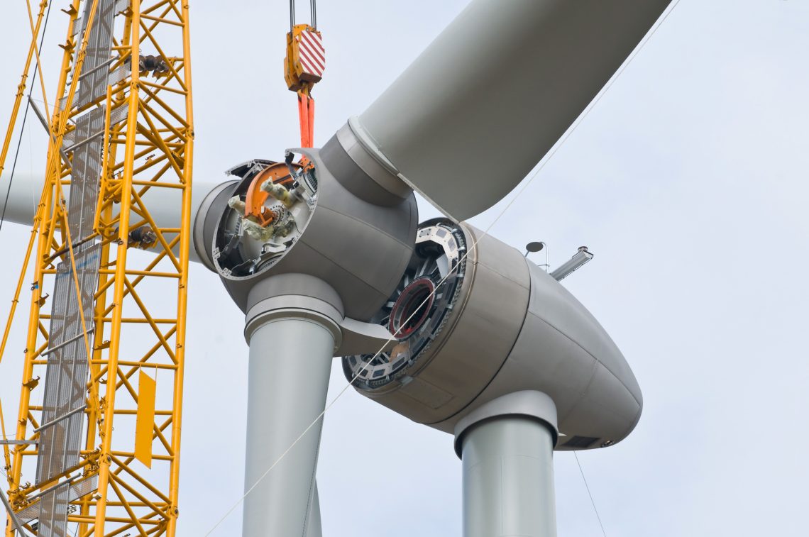 Montage der Rotorblätter an einer Windkraftanlage.