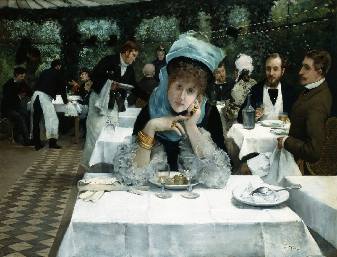 Die Malerei von Ernest Ange Duez, Au restaurant Le Doyen von 1878 zeigt eine Szene in einem gehobenen bürgerlichen Restaurant. Eine junge Frau mit aufwändigem Hut, Schmuck und Kleid sitzt an einem mit weißem Tuch gedeckten Tisch und blickt den Betrachter, die Betrachterin des Bildes an. Sie hält die Hände aufgestützt. Zwei junge Männer am Tisch hinter ihr beobachten sie, einer der beiden scheint sich ihr zuzuwenden. Im Hintergrund sind Kellner mit Frack und weißen Schürzen zu sehen, die an den Tischen bedienen. Das Bild ist Teil eines Beitrags über Frankreich und seine Rolle bei der Entstehung von Restaurants.