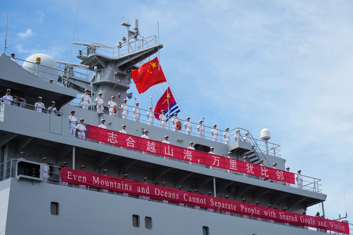 Das Deck des Marineschiff „Qi Jiguang“  mit Matrosen in Reih und Glied bei eienem Besuch in den Philippinen. Auf einem Banner stand: „Selbst Berge und Meere können Völker nicht entzweien, die sich Ziele und eine Vision teilen.“ 