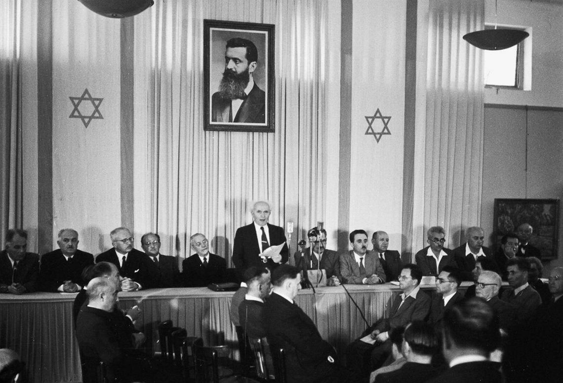 Ministerpräsident David Ben-Gurion verliest am 14. Mai 1948 die Unabhängigkeitserklärung Israels im Stadtmuseum von Tel Aviv.