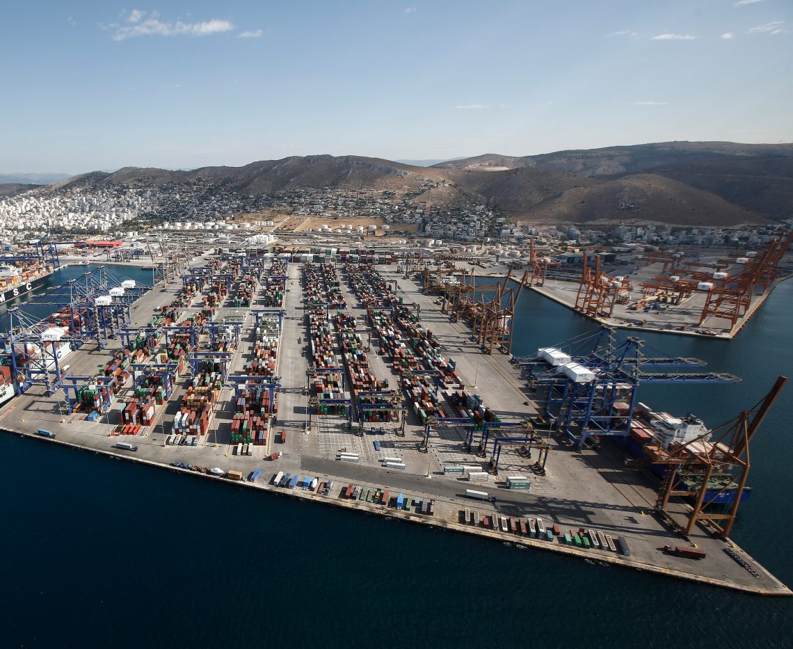 Luftaufnahme von Piräus, Athens Hafen, mit Container-Verladeterminals. Das Bild illustriert einen Beitrag über Chinas Neue Seidenstraße.