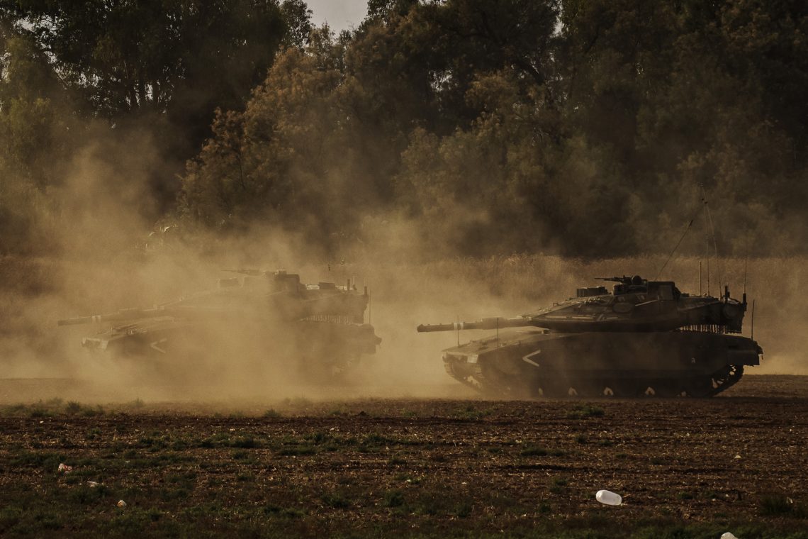 Israelische Panzer gehen in Position nahe des Gazastreifens.