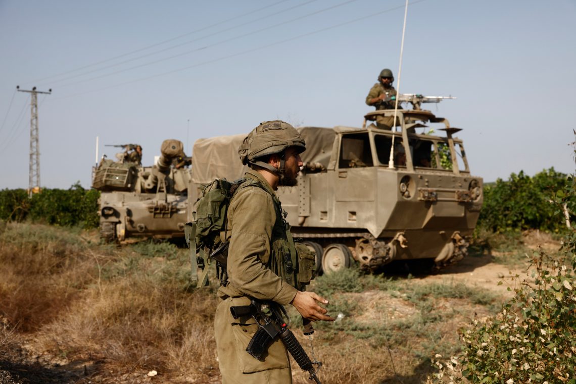 Israelische Sicherheitskräfte mit Kanonen und Schützenpanzern an der Grenze zum Gazastreifen.
