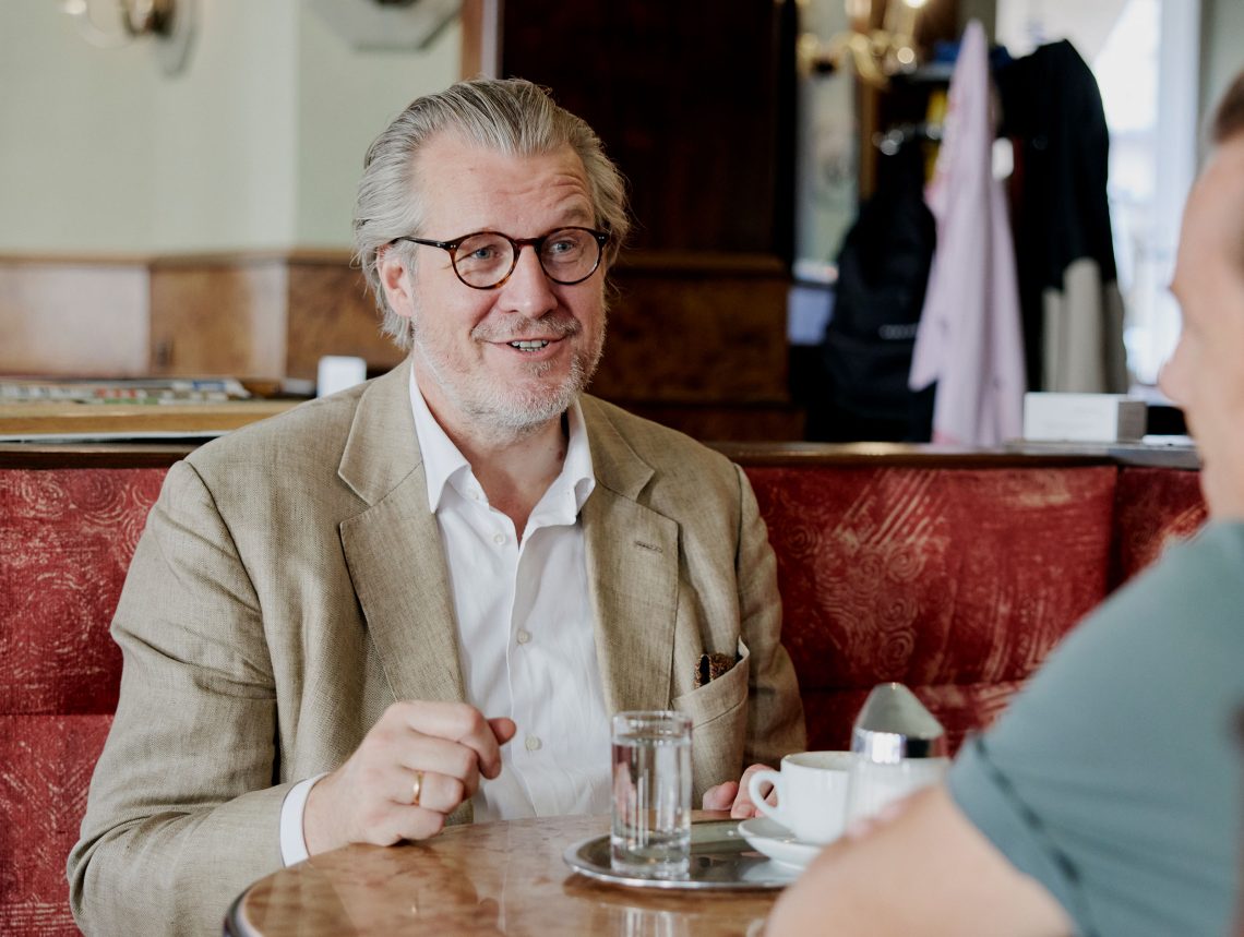 Der Historiker Philipp Blom sitzt während eines Interviews an einem Tisch im Wiener Café Eiles.