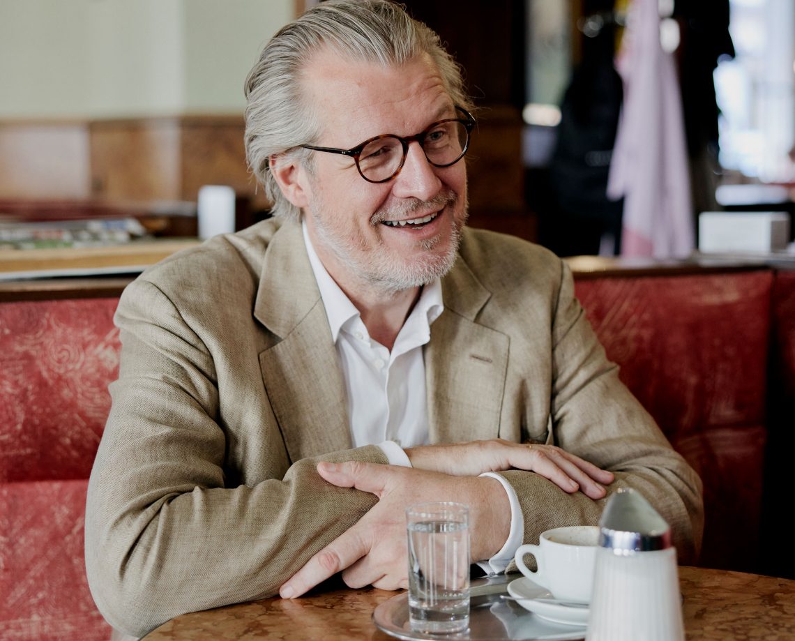 Der Historiker Philipp Blom an einem Tisch im Wiener Kaffeehaus Eiles.