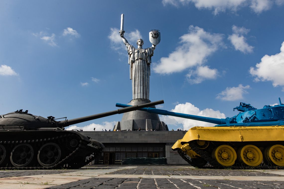 Panzer vor der Mutter-Heimat-Statue in Kiew.
