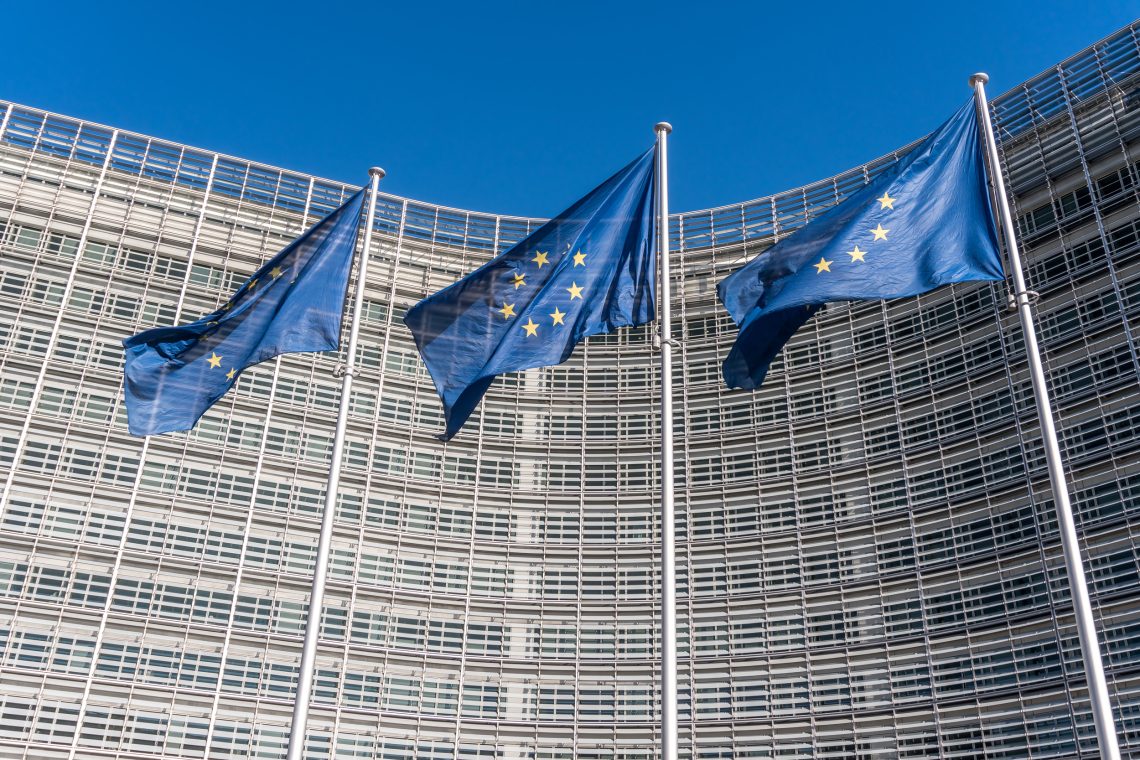 Flaggen der Europäischen Union am Berlaymont-Gebäude der Europäischen Kommission.