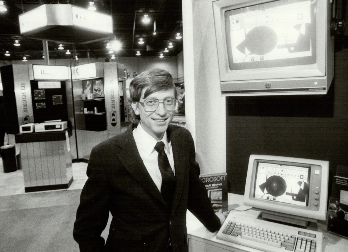 Der 30-jährige Bill Gates neben einem seiner ersten Computer. Das Bild illustriert einen Kommentar von Christian Ortner über den freiwilligen Verzicht auf beruflichen Erfolg junger Berufseinsteiger.