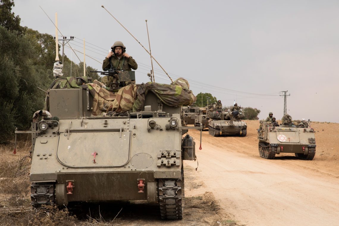 Israelische gepanzerte Mannschaftstransporter fahren am 9. Oktober 2023 in der Nähe von Sderot.