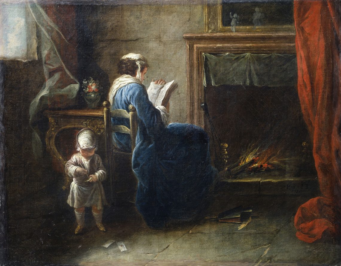 Eine Frau sitzt an einem Kamin und liest während ein Kind hinter ihr spielt.