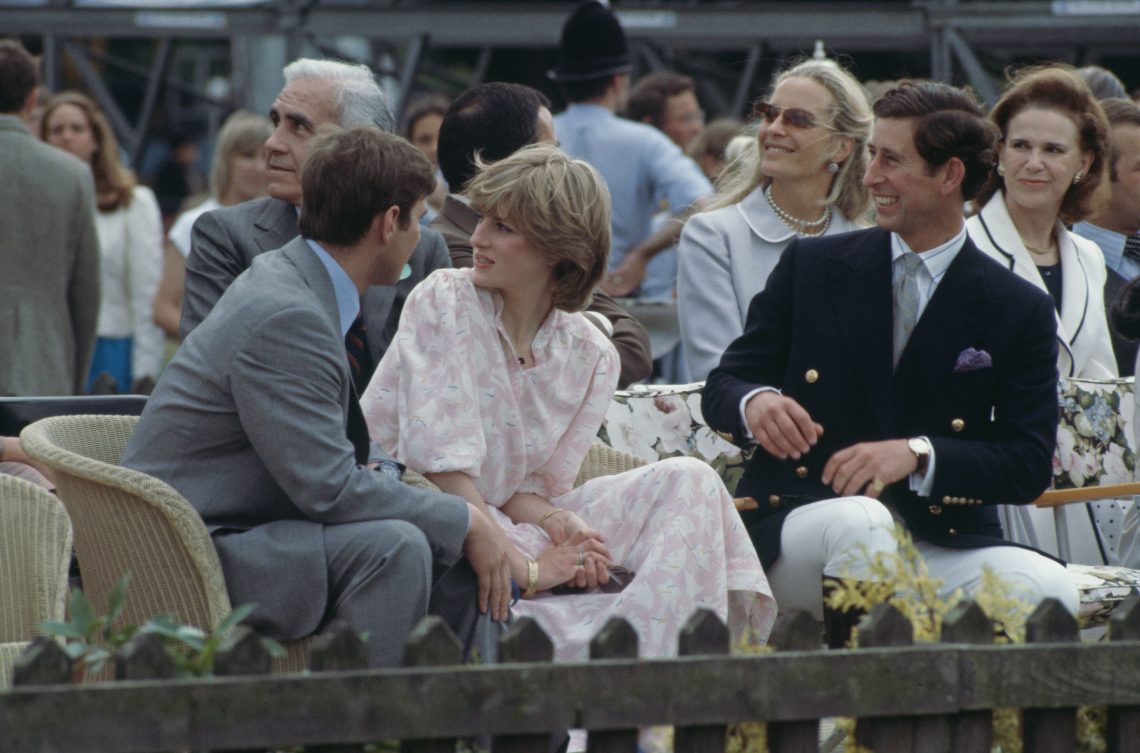Diana Spencer und Prinz Charles auf der Zuschauertribüne bei einem Polo-Match am 26. Juli 1981. Während Diana irriert über ihre Schulter blickt und Charles sowie alle weiteren Personen auf dem Foto lachend in dieselbe Richtung wie Diana schauen, blickt der Mann neben ihr sie aufmerksam an. Das Bild ist Teil einer Buchempfehlung zu Weihnachten, in der Bücher vorstellt werden, die Gefühle zum Thema haben.