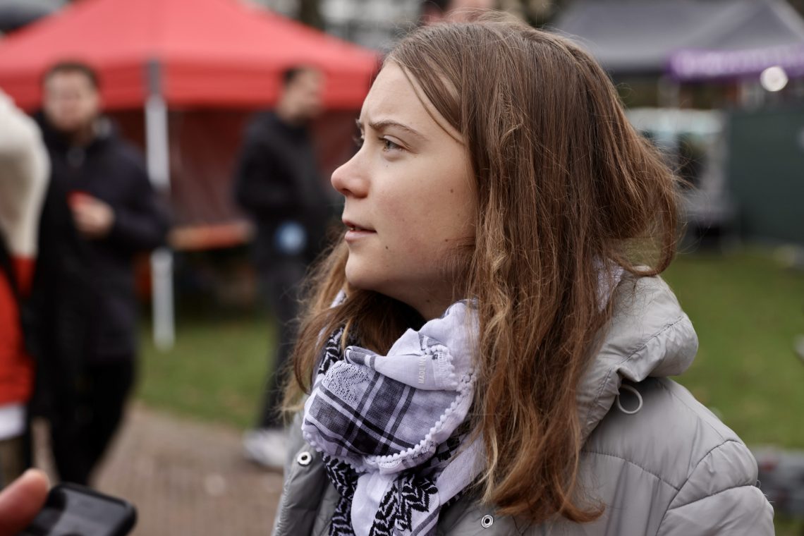 Klimaaktivistin Greta Thunberg mit Palästinensertuch bei einer Klimademonstration im November 2023 in Amsterdam.