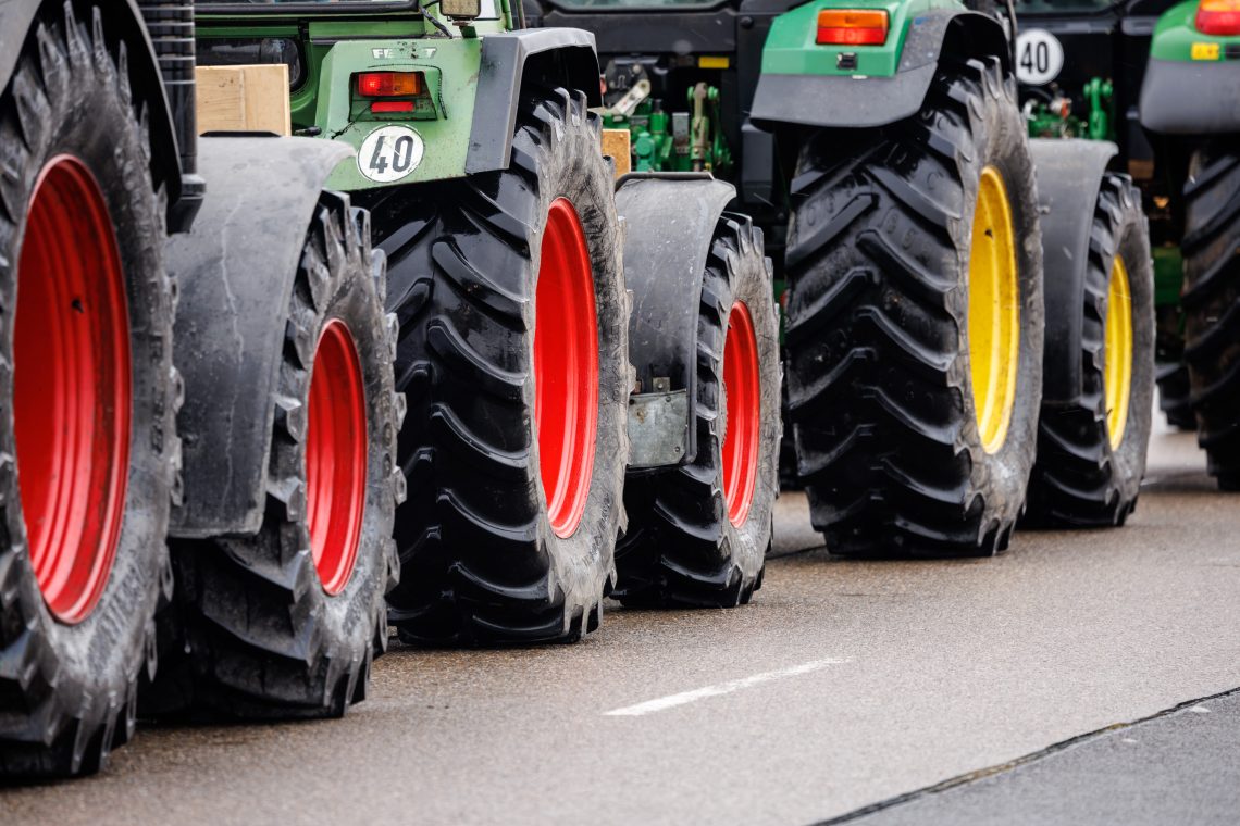 Räder von Traktoren. Das Bild illustriert einen Kommentar zu den Bauernprotesten in Deutschland.