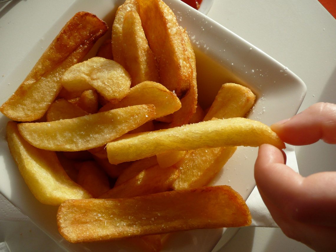 Nahaufnahme von Pommes frites auf einem Teller. Das Bild ist Teil eines Interviews mit Tim Spector über Übergewicht und Kalorien.