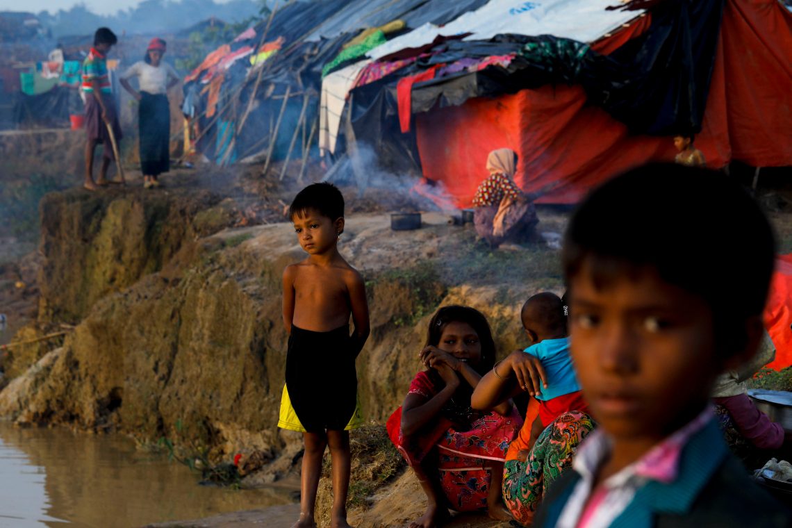 Ein Rohingya-Mädchen steht vor einem notdürftig gebauten Zelt in einem Flüchtlingslager in Bangladesch. Das Bild illustriert einen Beitrag über ein neues Asylsystem für Europa.