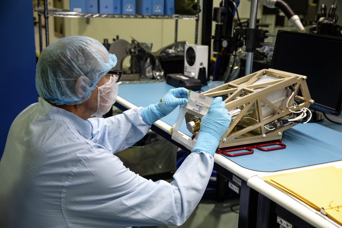 Ein Ingenieur bereitet das Massenspektrometer MSolo (Mass Spectrometer Observing Lunar Operations) für die Installation der mehrschichtigen Isolierung in der Verarbeitungsanlage der Raumstation des Kennedy Space Centers vor.
