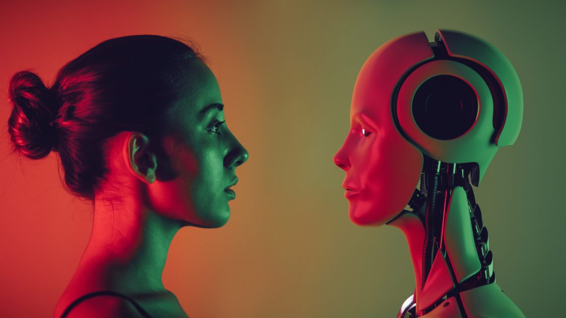Roboter und junge Frau von Angesicht zu Angesicht. Das Bild illustriert einen Artikel über den Einsatz von Robotern in der Zukunft.