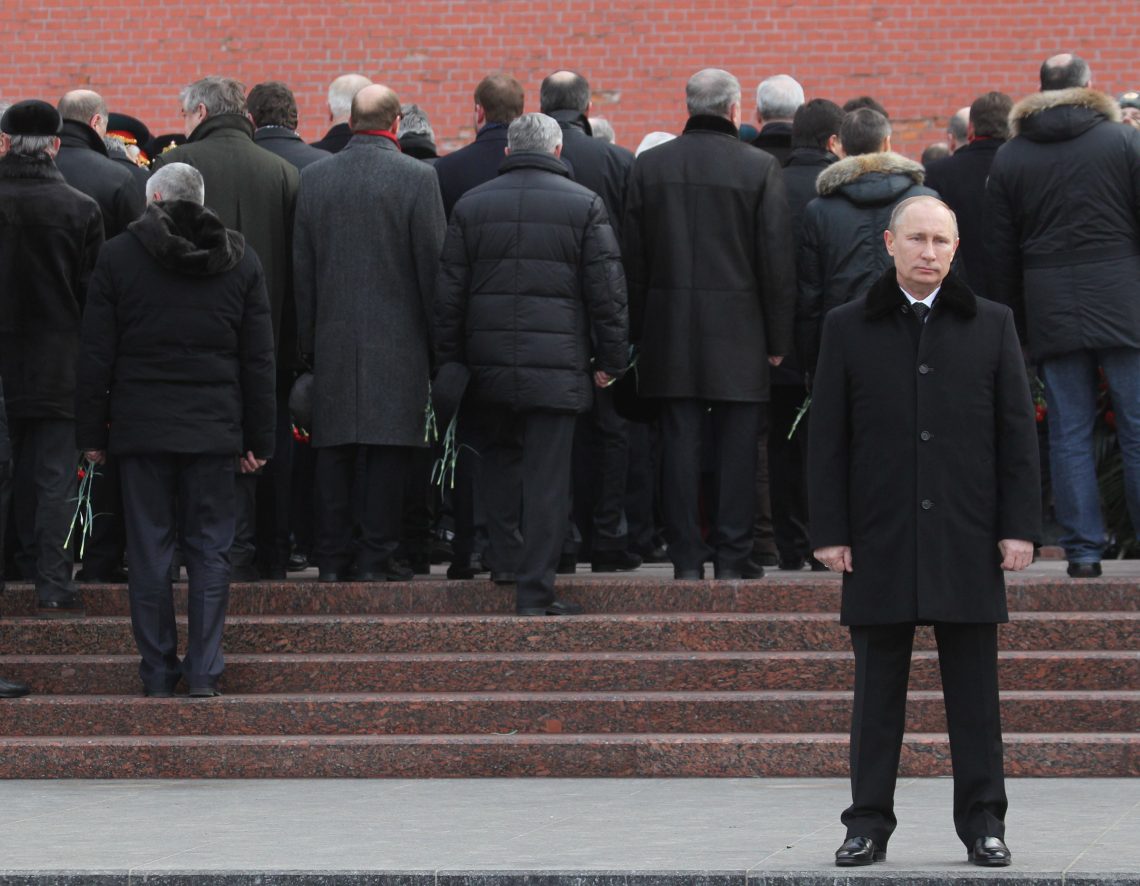 Der russische Präsident Wladimir Putin nimmt am 23. Februar 2013 in Moskau an einer Kranzniederlegung am Grab des Unbekannten Soldaten nahe der Kremlmauer teil. Das Bild illustriert einen Artikel über Russlands Demokratie-Angst.