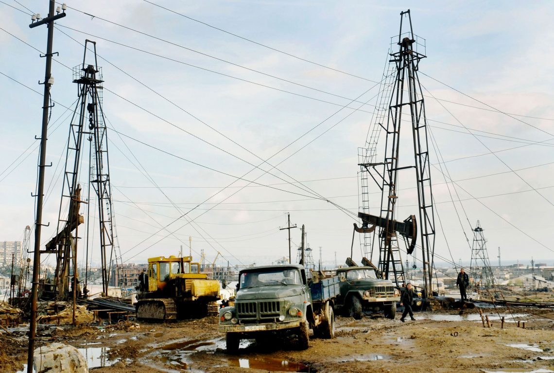 Ölförderung mit altem Gerät auf einem verschmutzten Ölfeld in Aserbaidschan.