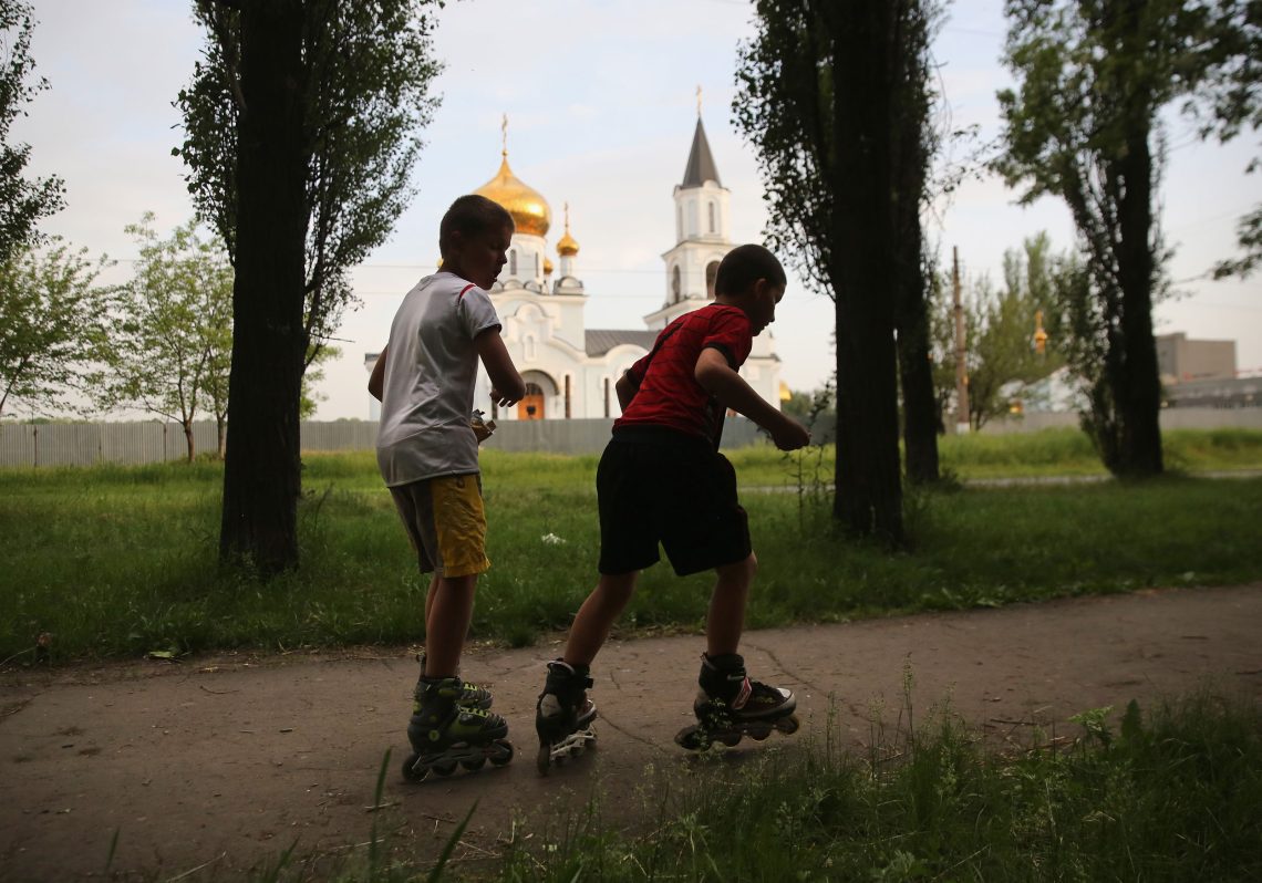Zwei Jungs fahren mit Rollerblades in Awdijiwka in der Ukraine kurz vor Ausbruch des ersten Ukraine-Krieges.