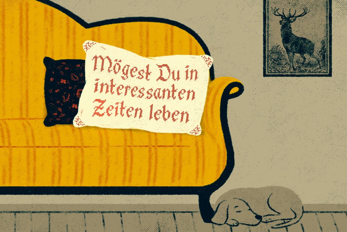 Die Illustration zeigt ein Sofa auf dem ein Kissen mit der Aufschrift „Mögest Du in interessanten Zeiten leben“ liegt. Das Bild illustriert den Kommentar „Deutschland ist langweilig geworden“ von Josef Joffe.
