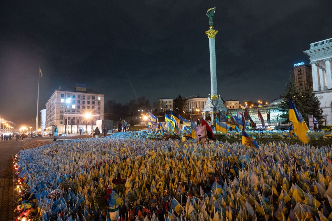 Ein Meer von ukrainischen Fahnen auf dem Unabhängigkeitsplatz in Kyjiw, wo 2014 einhundert Menschen während des Euromajdan erschossen wurden.