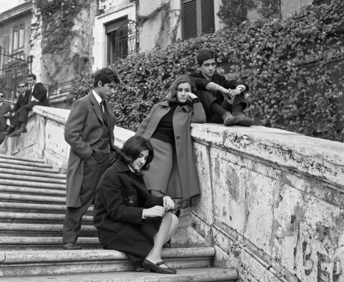 Italien 1960: Vier Jugendliche sitzen auf einer Stiege und langweilen sich. Das Bild illustriert eine Kolumne von Michael Köhlmeier über die Langeweile.