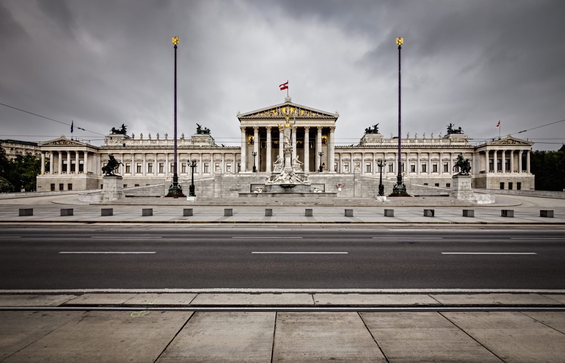 Österreichisches Parlament in Wien. Das Bild illustriert einen Kommentar über Österreichs Neutralitäts-Pazifismus.