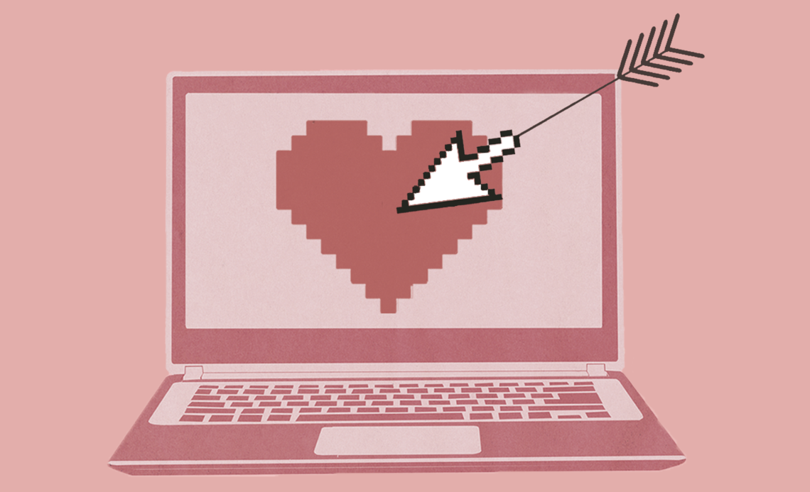 Illustration zu Thema Online-Dating: Ein rosaroter Laptop mit digitalem Herzen, in das ein digitaler Pfeil geschossen wurde.