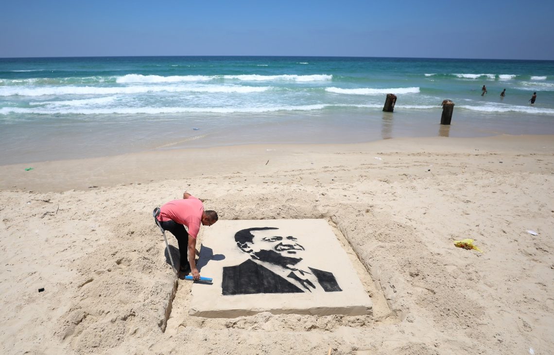 Der palästinensische Künstler Mohammad Toutah, der im Konflikt von 2008-2009 ein Bein verlor, zeichnet zur Feier des Wahlerfolgs ein Porträt des türkischen Präsidenten Erdogan im Sand von Gaza-Stadt 2018.