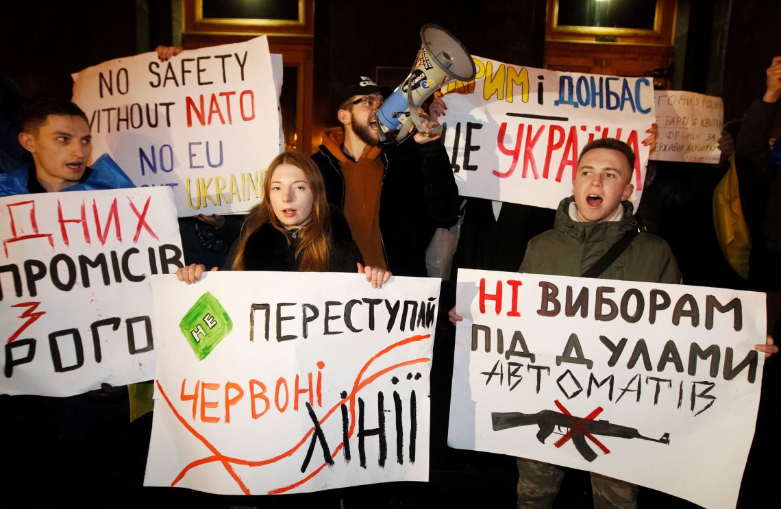 Proteste von hauptsächlich jungen Menschen, die 2019 in Kyjiw den neu gewählten Präsidenten Wolodymyr an die Versprechen des Euromajdan erinnern. Die Protestierenden fordern den Beitritt zu Nato und EU.