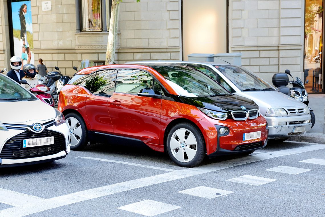 Das Elektroauto BMW i3 auf der einer Straße in Barcelona. Das Bild illustriert einen Artikel über die europäische Autoindustrie.