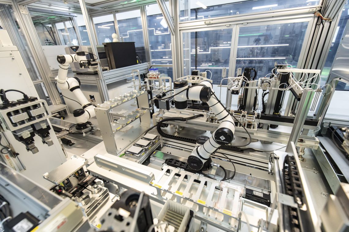 • Bereits heute kommt KI bei der Erforschung neuer Medikamente zum Einsatz. Ein KI-gesteuertes Roboterlabor in der Forschungseinrichtung von Insilico Medicine in Suzhou, China. Das Bild illustriert einen Artikel über die Zukunft der Arbeit.