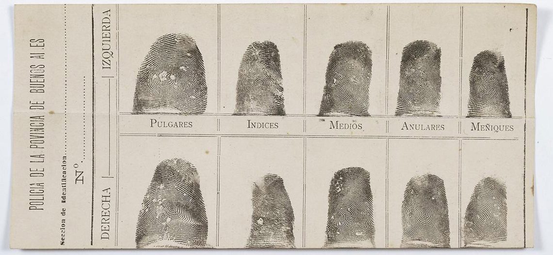 Eine Karte mit Fingerabdrücken