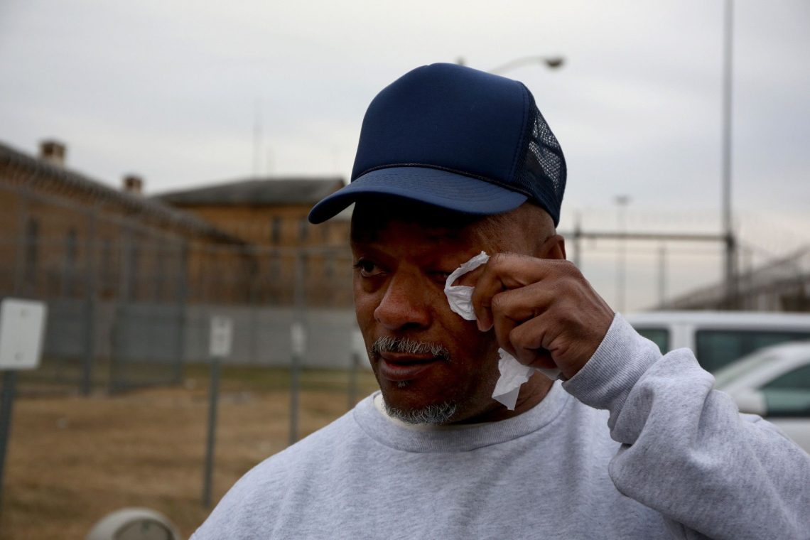 Tyrone Hood hat Tränen in den Augen, nachdem er am 14. Januar 2015 aus dem Gefängnis entlassen wurde. Seine 50-jährige Haftstrafe wurde vom damaligen Gouverneur des Bundesstaates Illinois, Pat Quinn, aufgehoben. Das Bild illustriert einen Artikel über Fehlurteile aufgrund forensischer Methoden, die nicht wissenschaftlich sind.