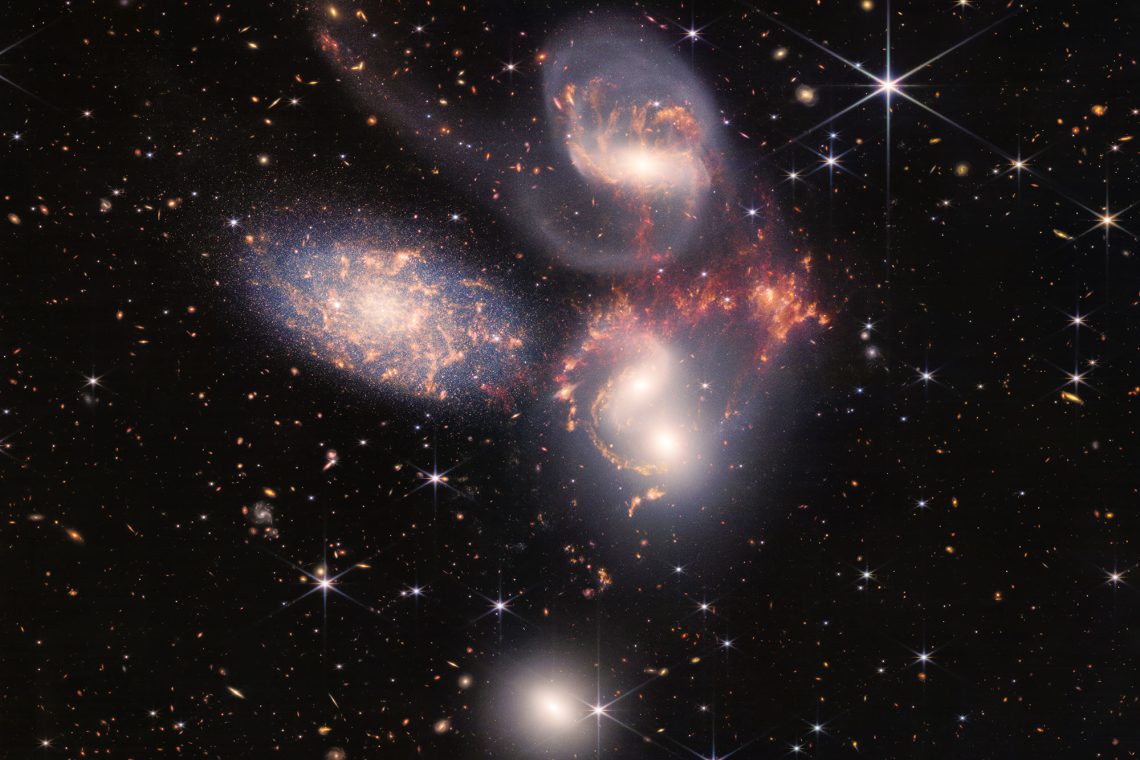 Ein Bild des James-Webb-Teleskops, das Galaxien zeigt. Das Bild illustriert einen Artikel über außerirdisches Leben.