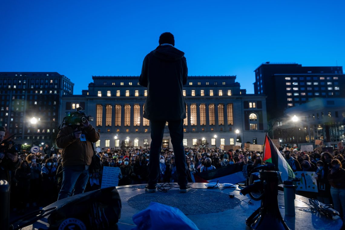New York, 15. November 2023: Studierende bei einer Demonstration zur Unterstützung Palästinas und für freie Meinungsäußerung außerhalb des Campus der Columbia University. Das Bild illustriert einen Artikel zum Thema Meinungsfreiheit.