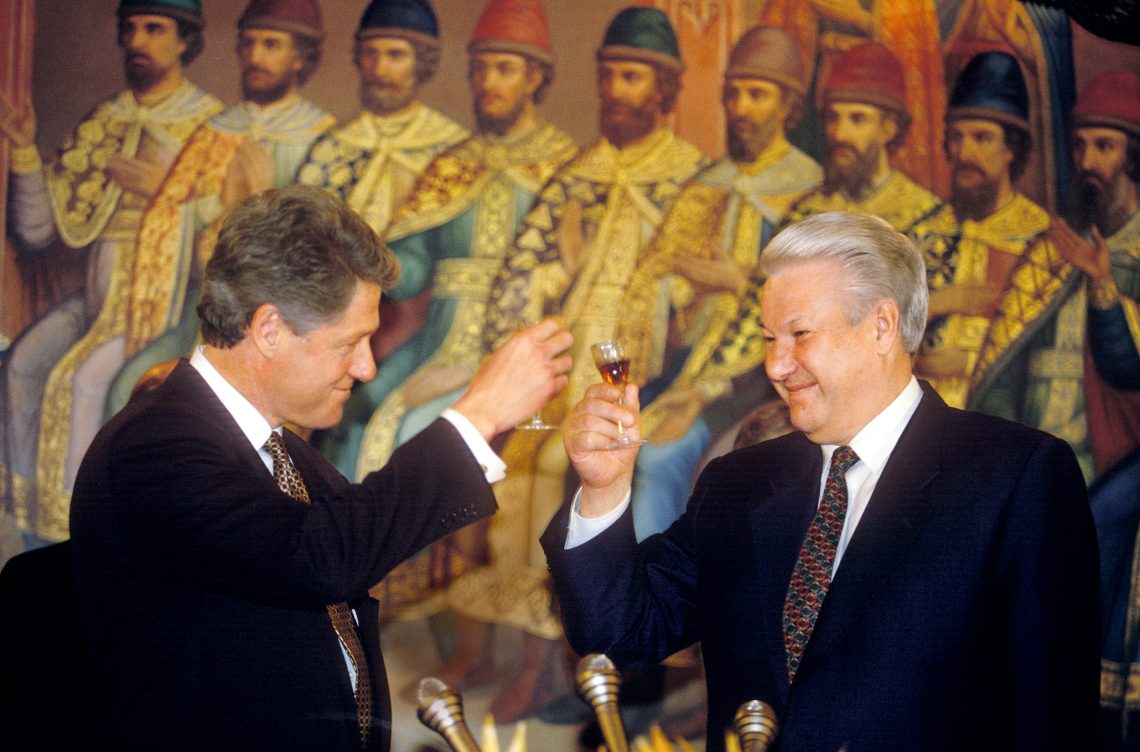 Bill Clinton und Boris Jelzin prosten sich zu.
im Jänner 1994. Im Facettenpalast des Kreml ­besprachen der amerikanische und der russische Präsident Sicherheits­garantien für die Ukraine. Fresken im Hintergrund zeigen Szenen aus der russischen (Kirchen-)Geschichte. Das Bild illustriert einen Beitrag über die Nato-Osterweiterung.