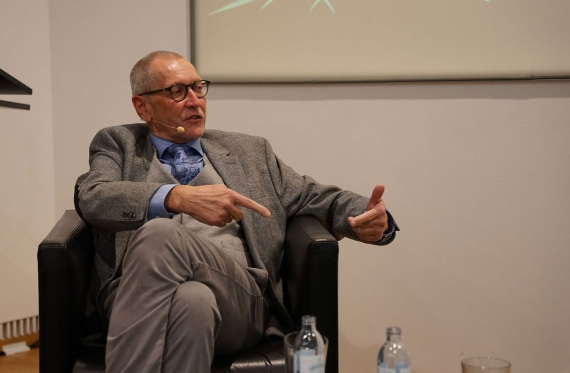 Konrad Paul Liessmann bei einer Diskussion während des Philosophicum Lech im September 2023. Das Bild ist Teil eines Beitrags über Wissenschaftsfreiheit.