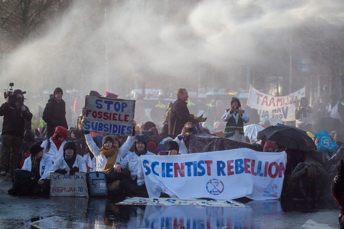 Demonstration von niederländischen Wissenschaftlern gegen die Subventionierung von fossiler Energie. Das Foto illustrirt einen Beitrag, der sich mit Aktivismus und Wissenschaft beschäftigt.