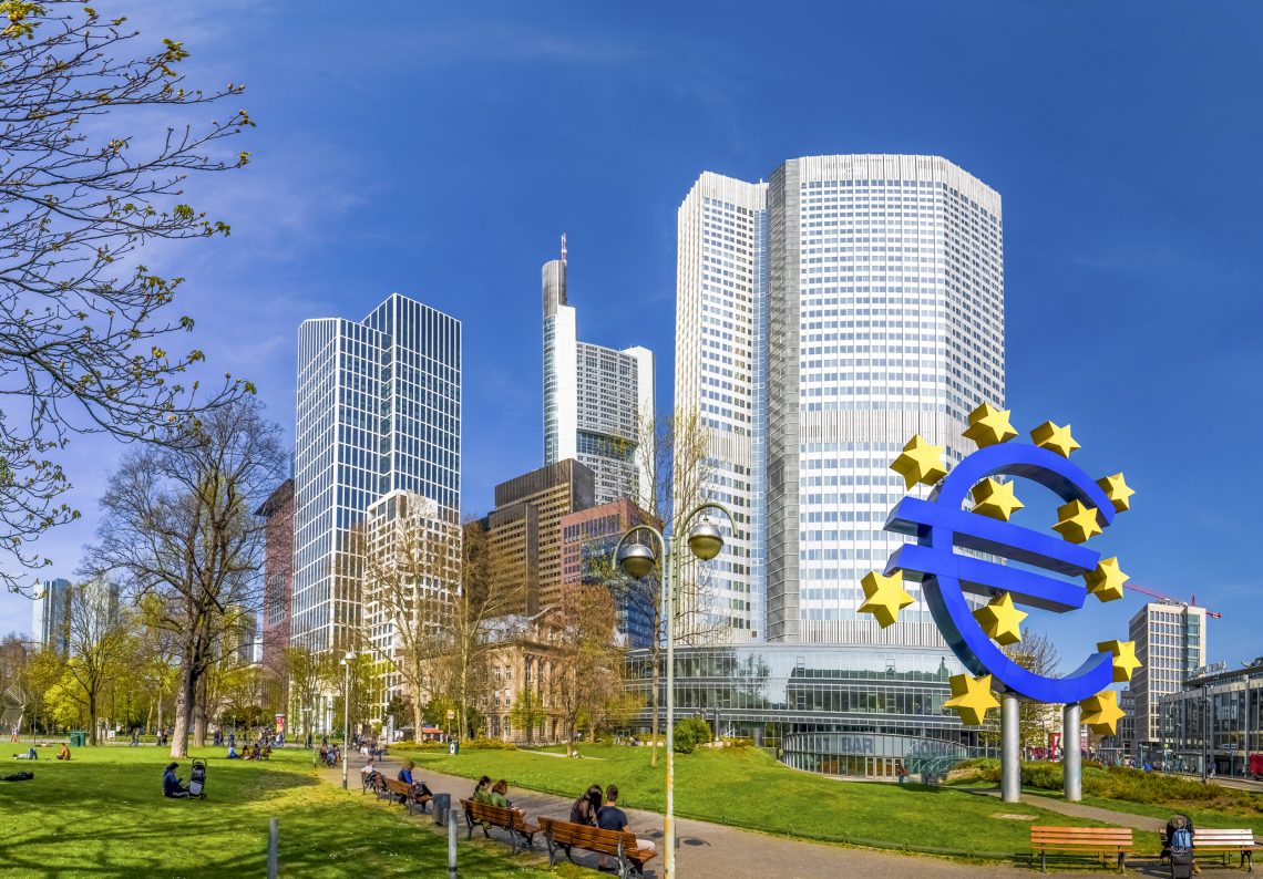 Eurozeichen vor dem Sitz der Europäischen Zentralbank (EZB) in Frankfurt. Das Bild illustriert einen Kommentar darüber, dass Marktversagen so gut wie immer Staatsversagen ist.