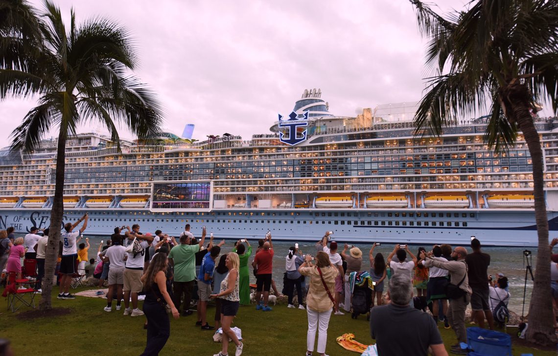 Schaulustige fotografieren die Icon of the Seas in Miami. Das größte Kreuzfahrtschiff der Welt illustriert ein Interview mit Martin Grassberger zum Thema Wachstum.